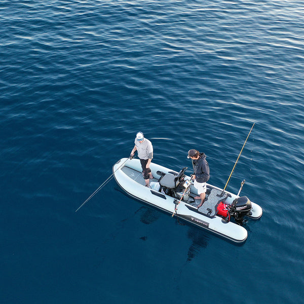 Neptvn Pro 400 Angelboot bietet Platz für bis zu 3 Personen. Die max. Tragfähigkeit ist 400kg.
